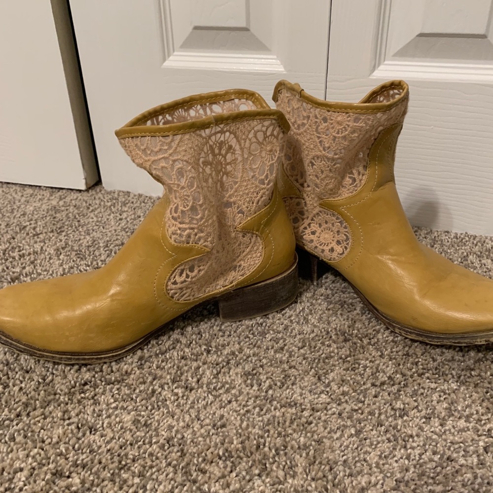Cowgirl Booties w Lace